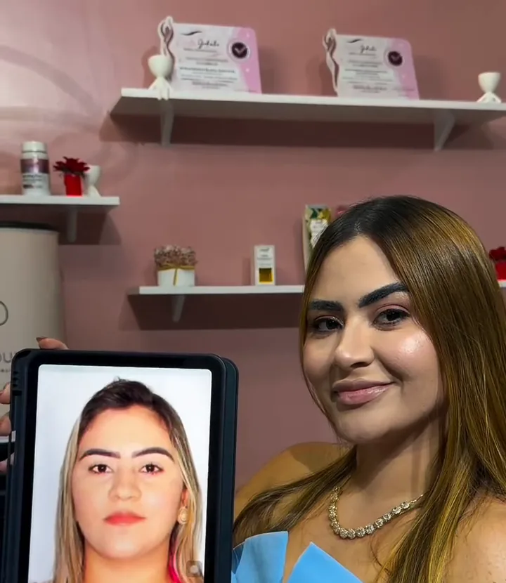 Karolayne Sousa no seu estúdio de estética em Fortaleza